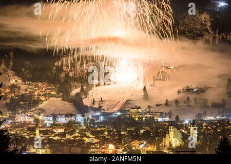 Kitzbühel: città di Kitzbühel centro, montagna Hahnenkamm sci corso in discesa, fuochi d'artificio per il Nuovo Anno a Kitzbühel, Tirolo Tirolo, Austria Foto Stock