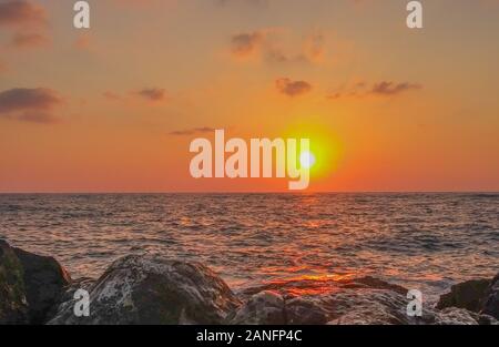 Tramonto a Netanya spiaggia sul Mar Mediterraneo in Israele Foto Stock