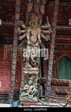 Multi-armato dee tantriche a Changu Narayan tempio nella valle di Kathmandu, Nepal Foto Stock