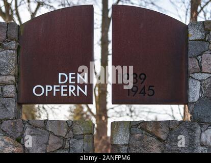 Kienitz, Germania. 16 gennaio, 2020. Un memorial con la scritta 'alle vittime 1939 1945' è quello di essere visto nel quartiere Letschin nella Oderbruch. Il 31 gennaio 1945, come l'esercito rosso avanzata verso Berlino, ha attraversato il fiume congelato dalla Polonia Kienitz. Il settantacinquesimo anniversario della fine della guerra, un evento commemorativo si terrà a questo luogo il 31.01.2020. Credito: Patrick Pleul/dpa-Zentralbild/ZB/dpa/Alamy Live News Foto Stock