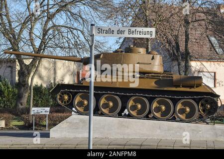 Kienitz, Germania. 16 gennaio, 2020. Il monumento di un serbatoio di russo del tipo T34 può essere visto sulla strada della liberazione nel quartiere Letschin di Oderbruch. Il serbatoio in piedi su un piedistallo ricorda la prima testa di ponte dell'Armata Rossa sulla sponda occidentale dell'Oder. Il 31 gennaio 1945 ha attraversato il fiume congelato dalla Polonia. Il serbatoio è stato in servizio della RDT Esercito del popolo (NVA) fino al 1970. Il settantacinquesimo anniversario della fine della guerra, un evento commemorativo si terrà a questo luogo il 31.01.2020. Credito: Patrick Pleul/dpa-Zentralbild/ZB/dpa/Alamy Live News Foto Stock