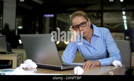 Esaurito donna privo di idee di business, lavorando ore extra in ufficio, burnout Foto Stock