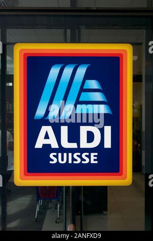 Lugano, Ticino, Svizzera - 19 Agosto 2019 : ALDI Suisse segno situato al di fuori del negozio in Pregassona, nelle. ALDI è una società tedesca e uno dei più grandi Foto Stock