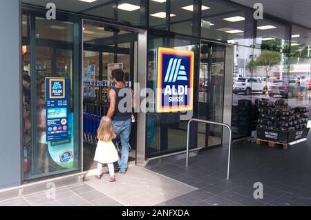 Lugano, Ticino, Svizzera - 19 Agosto 2019 : persone di entrare in un supermercato Aldi shop in Svizzera. ALDI è una società tedesca e uno dei bigge Foto Stock