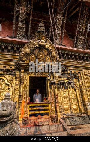 Splendidamente decorate piastra metallica porta a Changu Narayan tempio nella valle di Kathmandu, Nepal Foto Stock