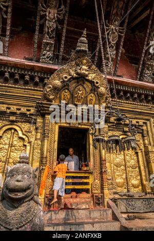 Splendidamente decorate piastra metallica porta a Changu Narayan tempio nella valle di Kathmandu, Nepal Foto Stock