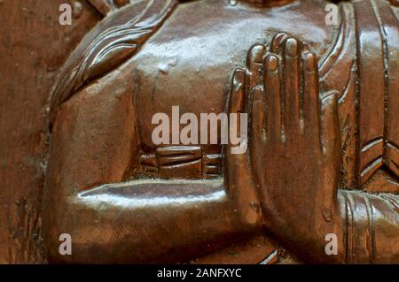 Close up di un Buddha buddista posizioni delle mani (chiamati mudra) splendidamente scolpito in legno. Situato presso il nepalese Pagoda della Pace a Brisbane, South Bank Foto Stock