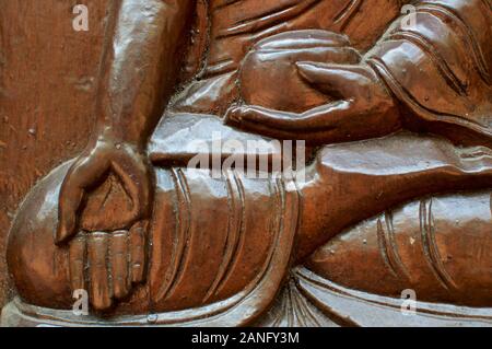 Close up di un Buddha buddista posizioni delle mani (chiamati mudra) splendidamente scolpito in legno. Situato presso il nepalese Pagoda della Pace a Brisbane, South Bank Foto Stock