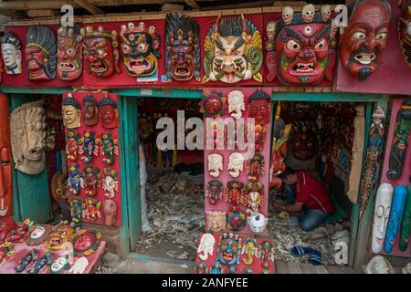 Un negozio di maschere a Changu villaggio vicino a Changu Narayan tempio nella valle di Kathmandu, Nepal Foto Stock