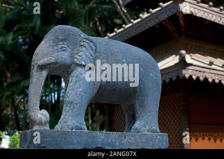 Statua di Pietra di un elefante si trova all'entrata presso il nepalese Pagoda della Pace a Brisbane, South Bank Parklands Foto Stock