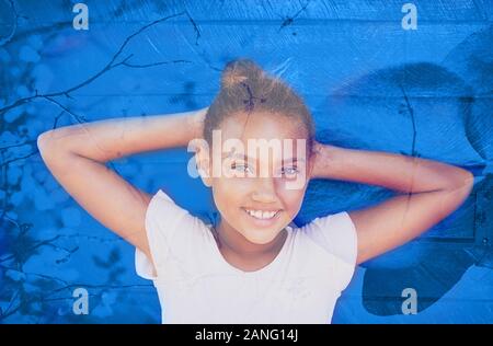 Bellezza ragazza tra i fiori blu Foto Stock