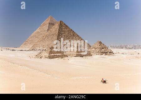 Grandi piramidi di Giza, le tre grandi piramidi, vista dal deserto, giza, il cairo, Egitto, Nord Africa, Africa Foto Stock