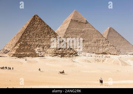 Grandi piramidi di Giza, le tre grandi piramidi, vista dal deserto, giza, il cairo, Egitto, Nord Africa, Africa Foto Stock