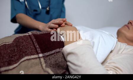 Supporto medico malati terminali donna, la corretta cura di persone nella casa di cura Foto Stock