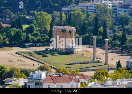 Vista del Tempio di Zeus Olimpio dall'Acropolis, un antico tempio di Zeus ad Atene, Grecia Foto Stock