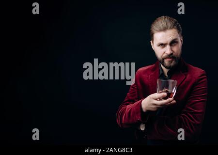 Il maschile uomo maturo con un bicchiere di alcool Foto Stock