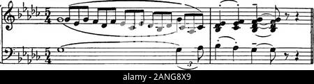 Armonia moderna, la sua spiegazione ed applicazione . Ex. 153. Andantino. Stesso recepita a G.. Tra i molti moderni esperimenti con nuove scale, nessuno è più interessante e singoli nei risultati rispetto a quelli Scriabines utilizzato da Scriabine nelle opere successive. Scale Scriabines, corda preferito è un tredicesimo dominante con una spianatura di quinto e un grande nono. Ex. 134. a) Corda, b) Scala. c) Derivazione. Io te=^ ^^ mi33* r^ ^ ^ Ma è più di una corda di preferiti; è in qualche modo la sua onlychord, da cui egli deriva la sua scala ed il complesso di thematerial per la sua grande tono poesia Prometeo. Egli appare Select Foto Stock