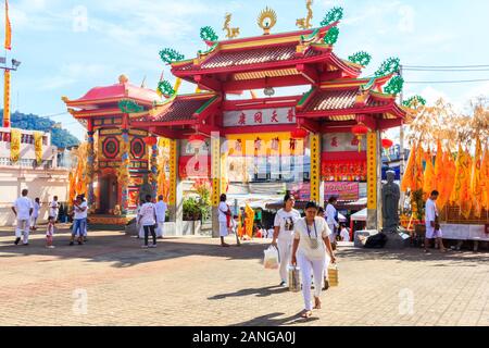 Phuket, Tailandia - 13 Ottobre 2015: devoti immettere il Jui Tui santuario durante il festival vegetariano. Il festival è un evento annuale. Foto Stock