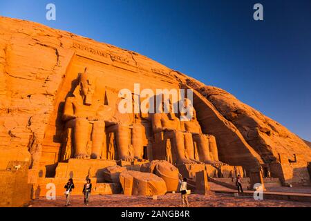 Luce mattutina al Grande Tempio, dei templi di Abu Simbel, Statua di Ramesse II, Monumenti Nubiani, Governatorato di Assuan, Egitto, Nord Africa, Africa Foto Stock