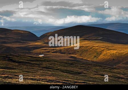 Castle Hill, Eag a'Chait Pass e Airgiod-meall visti dall'alto terreno ondulato del Cairngorm Mountain Ski Center, Cairngorms, Scottish Highlands Foto Stock