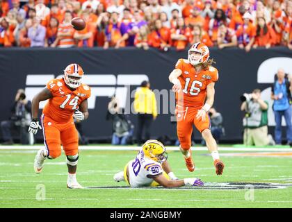 Clemson Tigers quarterback Trevor Lawrence (16) genera un pass contro la LSU Tigers durante il NCAA College Football Playoff campionato nazionale gioco lunedì, gen. 13, 2020 a New Orleans. La LSU sconfitto Clemson 42-25. (Foto di IOS/ESPA-immagini) Foto Stock