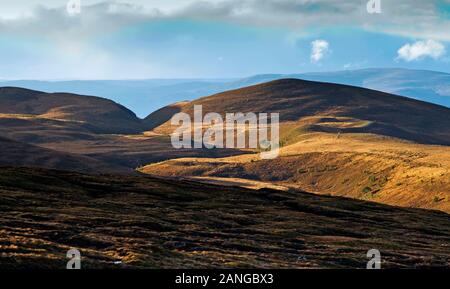 Castle Hill, Eag a'Chait Pass e Airgiod-meall visti dall'alto terreno ondulato del Cairngorm Mountain Ski Center, Cairngorms, Scottish Highlands Foto Stock