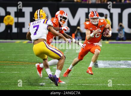 Clemson Tigers quarterback Trevor Lawrence (16) corre per yardage contro la LSU Tigers durante il NCAA College Football Playoff campionato nazionale gioco lunedì, gen. 13, 2020 a New Orleans. La LSU sconfitto Clemson 42-25. (Foto di IOS/ESPA-immagini) Foto Stock