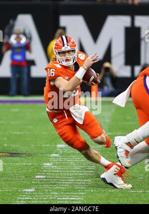 Clemson Tigers quarterback Trevor Lawrence (16) corre per yardage contro la LSU Tigers durante il NCAA College Football Playoff campionato nazionale gioco lunedì, gen. 13, 2020 a New Orleans. La LSU sconfitto Clemson 42-25. (Foto di IOS/ESPA-immagini) Foto Stock