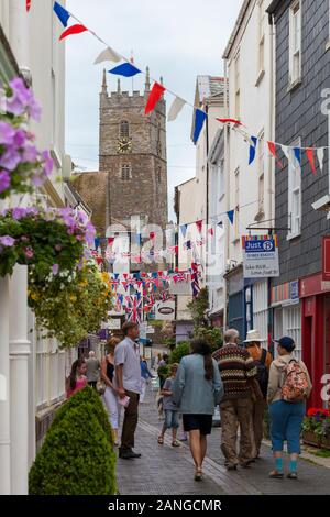 DARTMOUTH, Regno Unito - 1 Giugno 2012 : la gente camminare lungo Foss Street, una famosa area dello shopping in Dartmouth, con San Salvatore chiesa del bac Foto Stock