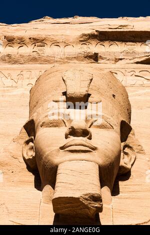 Statua di Ramesses II, al Grande Tempio, templi di Abu Simbel, monumenti nubiani, Governatorato di Assuan, Egitto, Nord Africa, Africa Foto Stock