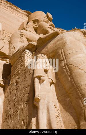 Statua di Ramesses II, al Grande Tempio, templi di Abu Simbel, monumenti nubiani, Governatorato di Assuan, Egitto, Nord Africa, Africa Foto Stock