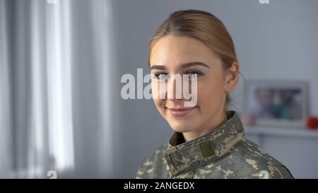 Gioiosa soldato donna in uniforme militare guardando nella fotocamera, giorno di indipendenza Foto Stock