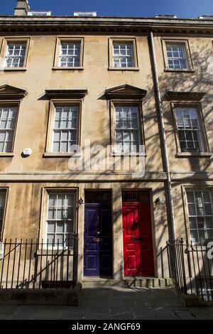 BATH, Regno Unito - 10 aprile 2019. Lunghe ombre proiettate sulle case in cortile. Vasca da bagno, Inghilterra, Regno Unito, 10 aprile 2019 Foto Stock