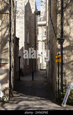 BATH, Regno Unito - 10 aprile 2019. Lunghe ombre proiettate sul vicolo in cortile. Vasca da bagno, Inghilterra, Regno Unito, 10 aprile 2019 Foto Stock