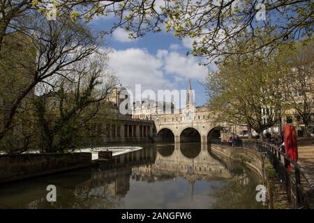 BATH, Regno Unito - 10 aprile 2019. Pulteney ponte che attraversa il fiume Avon con St Michaels chiesa nella distanza. Bagno, Somerset, Inghilterra, Regno Unito, 10 aprile 201 Foto Stock