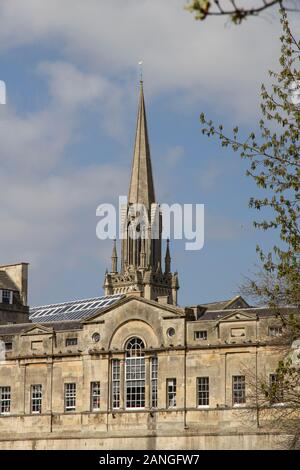 BATH, Regno Unito - 10 aprile 2019. Pulteney ponte che attraversa il fiume Avon con St Michaels chiesa nella distanza. Bagno, Somerset, Inghilterra, Regno Unito, 10 aprile 201 Foto Stock