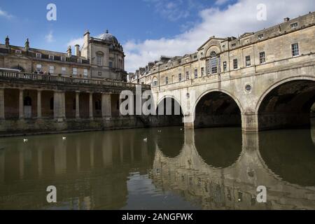 BATH, Regno Unito - 10 aprile 2019. Victoria Galleria d'arte alla fine di Pulteney Bridge che attraversa il fiume Avon a Bath. Bagno, Somerset, Inghilterra, Regno Unito, Aprile Foto Stock