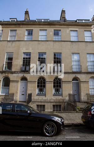 BATH, Regno Unito - 10 aprile 2019. Strade di bagno con architettura georgiana. Vasca da bagno, Inghilterra, Regno Unito, 10 aprile 2019 Foto Stock