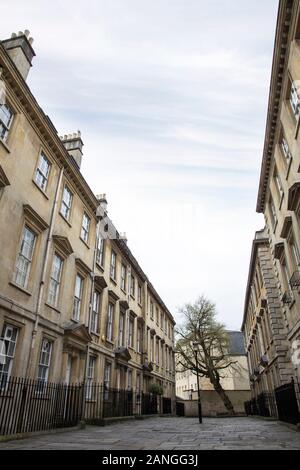 BATH, Regno Unito - 10 aprile 2019. Strade di bagno con architettura georgiana. Vasca da bagno, Inghilterra, Regno Unito, 10 aprile 2019 Foto Stock