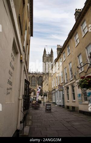 BATH, Regno Unito - 10 aprile 2019. Strade di bagno con architettura georgiana. Vasca da bagno, Inghilterra, Regno Unito, 10 aprile 2019 Foto Stock