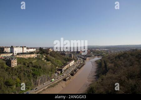 BRISTOL, Regno Unito - 8 aprile 2019. Vista da Clifton Suspension Bridge spanning the Avon Gorge aperto 1864. Bristol, Inghilterra, Regno Unito, 8 Aprile 2019 Foto Stock