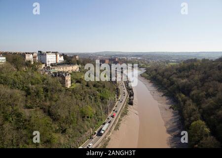 BRISTOL, Regno Unito - 8 aprile 2019. Vista da Clifton Suspension Bridge spanning the Avon Gorge aperto 1864. Bristol, Inghilterra, Regno Unito, 8 Aprile 2019 Foto Stock