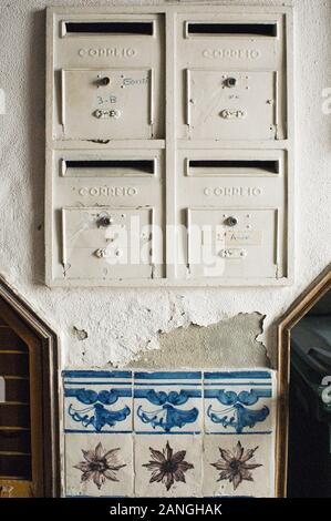 Pannelli di azulejos e letter box in entrata di un edificio nel quartiere di Baixa di Lisbona Foto Stock