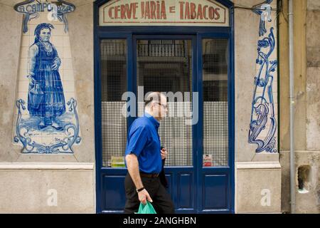 Pannelli di azulejos sulla facciata di un ristorante cafe a Sapateiros street, Lisbona, Portogallo Foto Stock