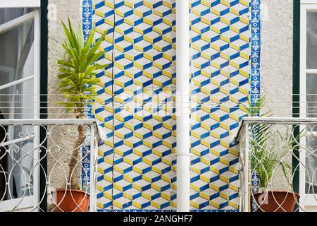 Architettura tradizionale delle facciate ricoperte con piastrelle di ceramica chiamato azulejos nella città di Lisbona in Portogallo. Foto Stock