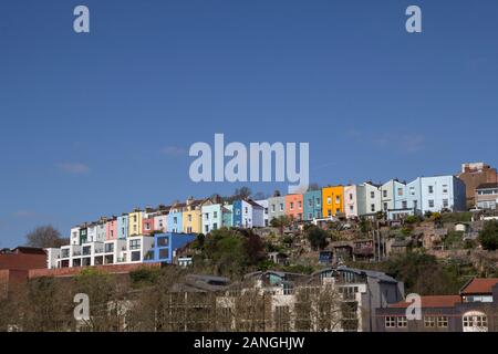 BRISTOL, Regno Unito - 8 aprile 2019. Colorate case a schiera a Cliftonwood. Bristol, Inghilterra, Regno Unito, 8 Aprile 2019 Foto Stock