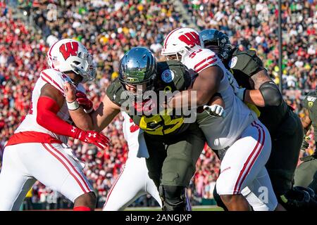 Gennaio 01, 2020 - Pasadena, CA, Stati Uniti d'America : Oregon Ducks offensive lineman Jake Hanson (55) blocchi Wisconsin Badgers linebacker Chris OR (54) e Wisconsin Badgers naso affrontare Keeanu Benton (95) di penetrare nel backfield durante la 106ª Rose Bowl gioco. © Maria Lysaker/CSM Foto Stock