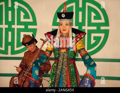 Prestazioni da Tumen Ekh, la nazionale di canti e danze Ensemble di Mongolia nella capitale della nazione, Ulaanbaatar Foto Stock