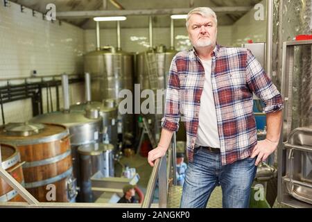 L'uomo come un produttore o enologo con esperienza in cantina o la fabbrica di birra Foto Stock