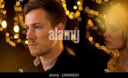 Bellissima femmina in piedi dietro il fidanzato a parte, rapporto infedele Foto Stock